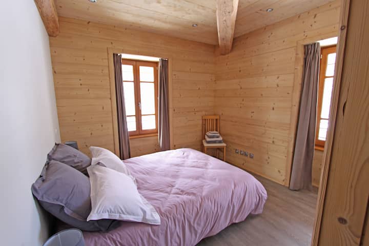 Dormitorio 2 con cama de 160 x 200 y amplio armario con armario
