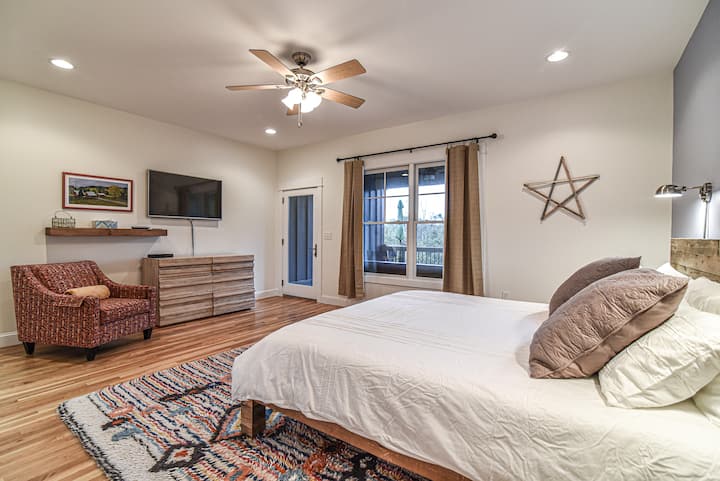 Predivna glavna spavaća soba s kabelskom televizijom