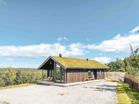 New cabin / 3 bedrooms / sleeps 8 / great location