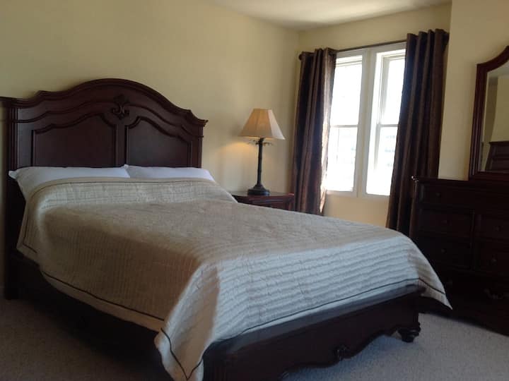 Главна спална соба со брачен кревет (широк 150-179 см). Прошетајте се во плакарот