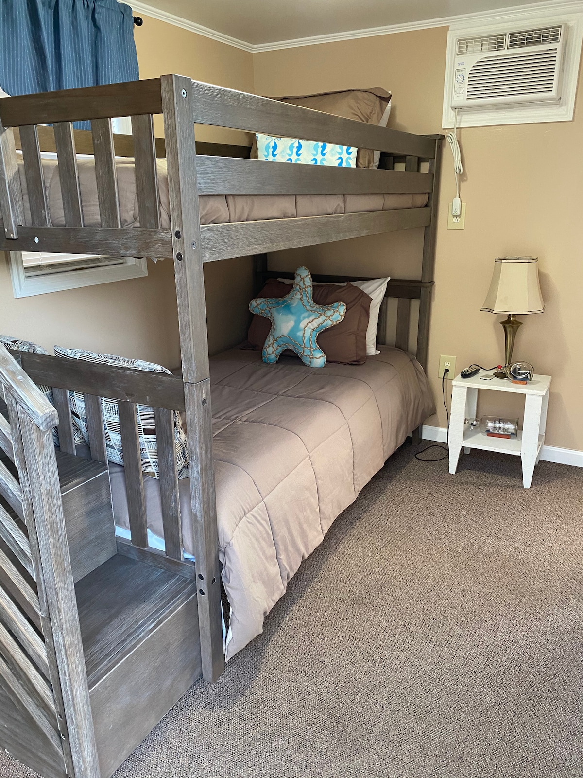 מיטות קומתיים בתוך בונקהאוס