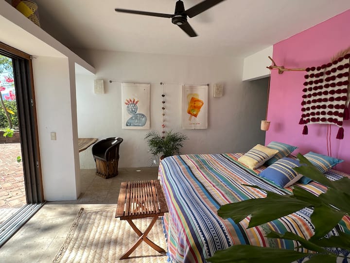 Casa Azul Norte มีอ่างอาบน้ำหลักขนาดใหญ่พร้อมฝักบัวอาบน้ำแบบสายฝนมีระเบียงและพื้นที่นั่งเล่นของตัวเอง เครื่องปรับอากาศครบครันตู้เสื้อผ้าขนาดใหญ่ตู้เย็นขนาดเล็กและกาต้มน้ำไฟฟ้าสำหรับชา/กาแฟในห้องสามารถปรับเตียงแฝดได้ 2 เตียงเป็นเตียงคิงไซส์ 1 เตียง