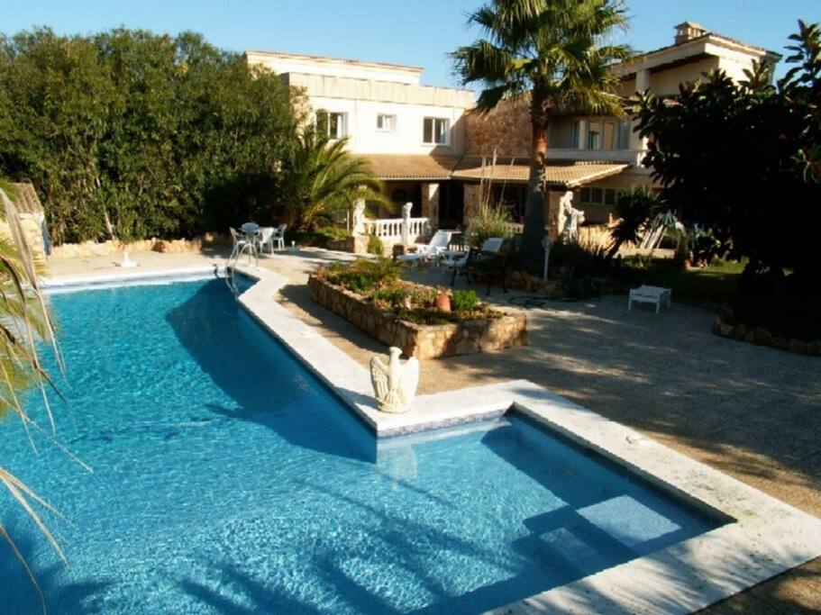 Pool mit Sonnenterrasse