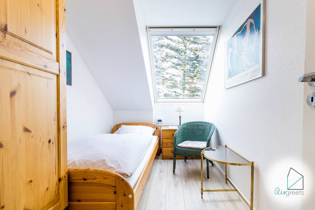 The apartment offers a unique design & is very light flooded.
