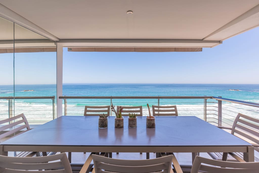 Endless sea views/outdoor dining table