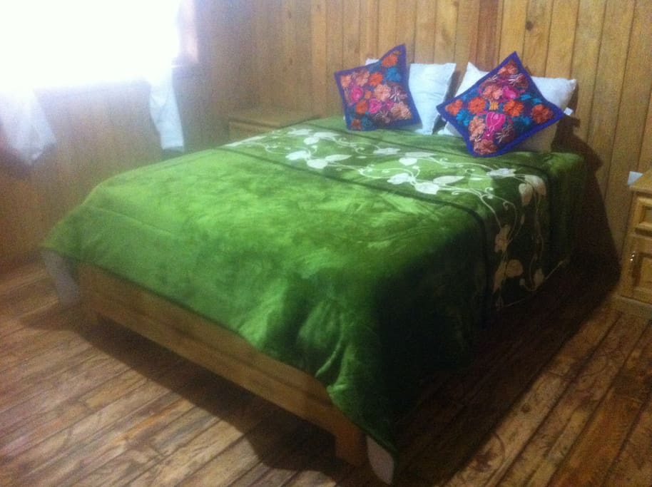 Segundo cuarto con cama matrimonial grande.