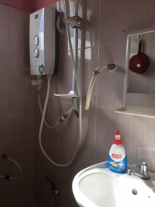 TOILET / SHOWER ROOM