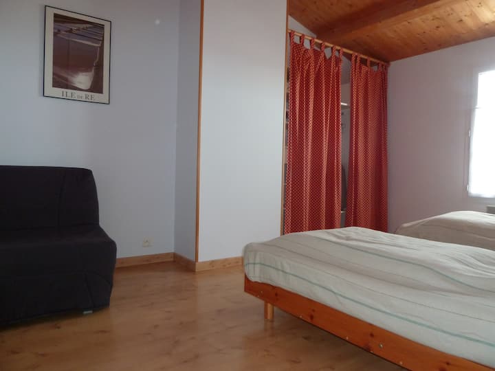 Спалня 3 на горния етаж 2 единични легла, 1 разтегателен диван BZ 1 място