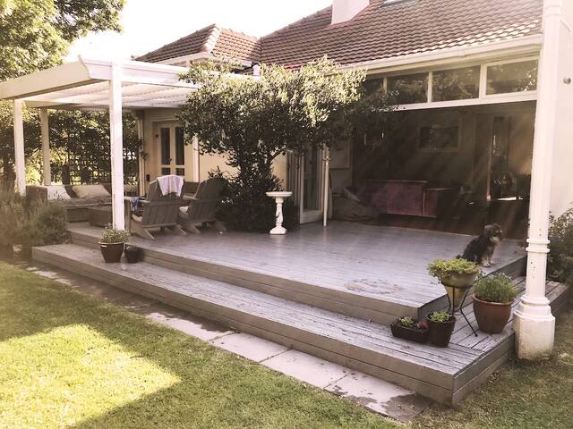 Sunny open plan artist home gallery image 4