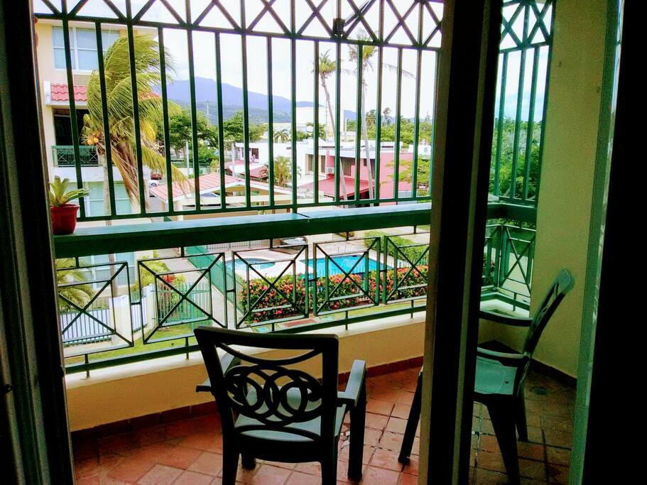 Balcon, con vista a la picsina y a las montañas del Yunque.