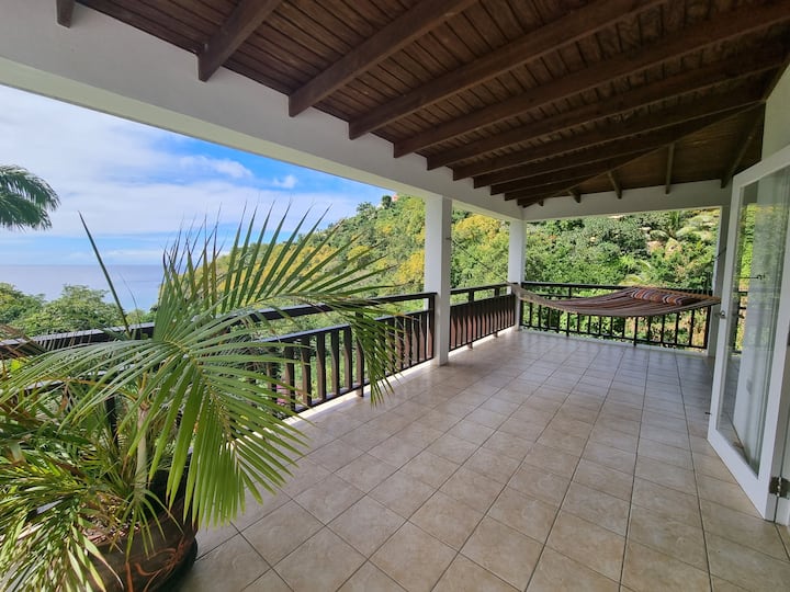 Тераса с основна спалня на горния етаж с изглед към басейна и морето. 