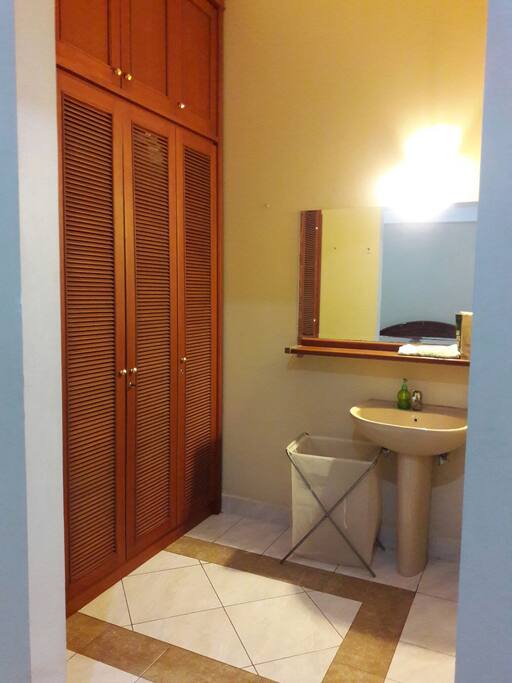 Closet kamar tidur utama