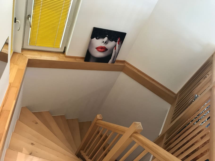 Wendeltreppe zum Schlafzimmer und Bad