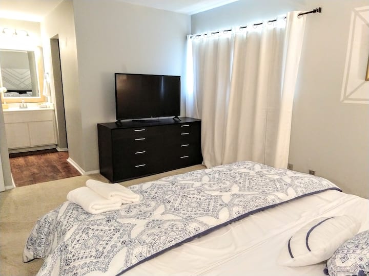 主卧配备电视和Netflix。附带浴室
