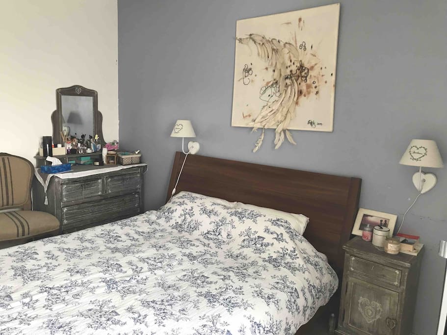 First bedroom, with a queen sized bed/
Première chambre à coucher, avec un lit de 160x200(cm)