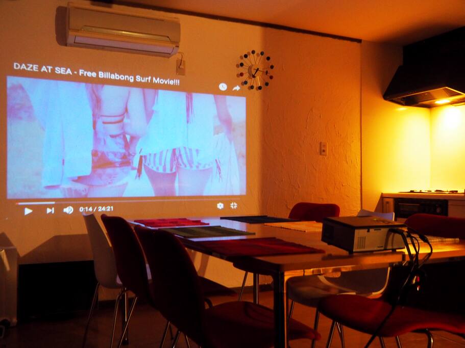 You can use projecter in living room
LDKでは、プロジェクター、スクリーンもお使いいただけます。
