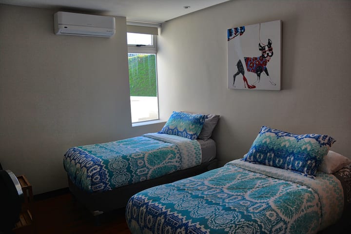 dhoma 3 me banjën e vet dhe dy krevate .