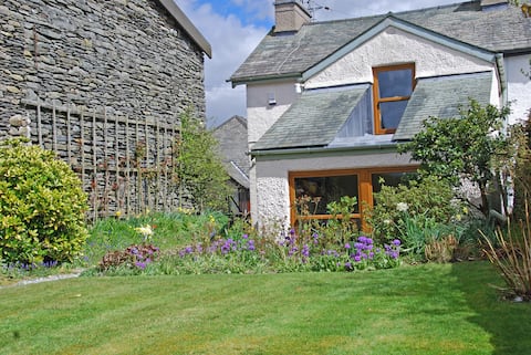 Sunny Cottage Garden, Parking, Wood Sauna