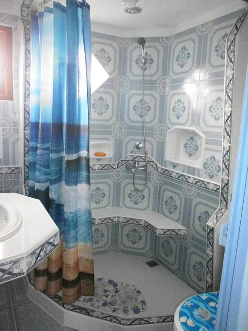 Baño moderno con agua caliente y fría las 24 horas.