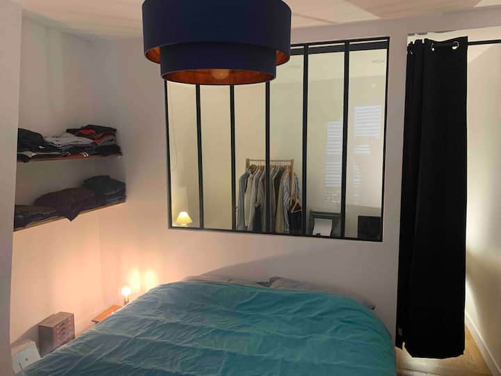 Habitación amplia con suelo de parquet antiguo.