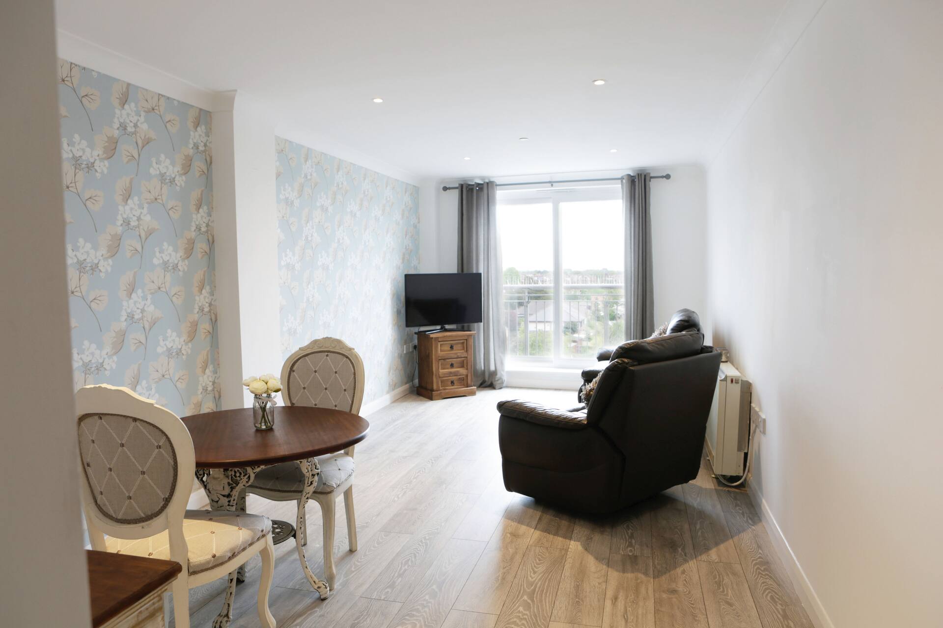 Spacious, newly refurbished 1 bed flat with wifi.