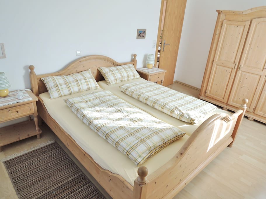FeWo im 1.OG - Schlafraum mit Doppelbett und Kleiderschrank.