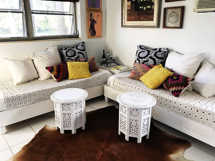 Cottage livingroom with 2 daybeds for sleeping or lounging