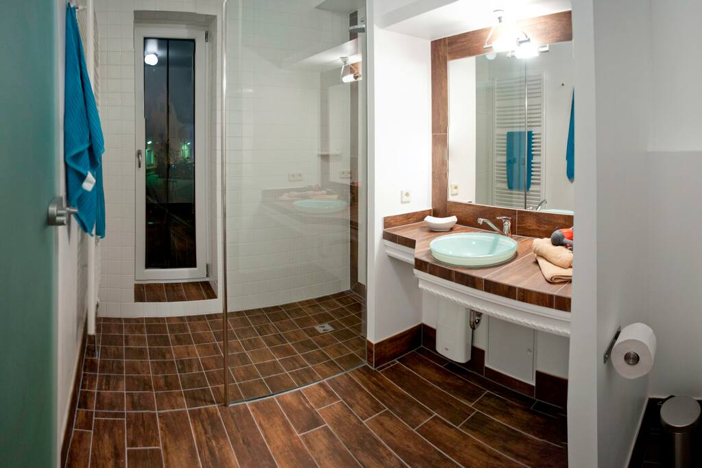 Bad mit ebenerdiger Dusche und Toilette