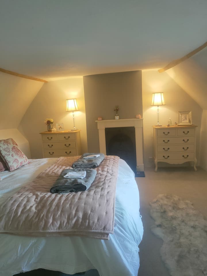 Ცალკე კიბე მიუყვება უმშვენიერეს მთავარ საძინებელს 