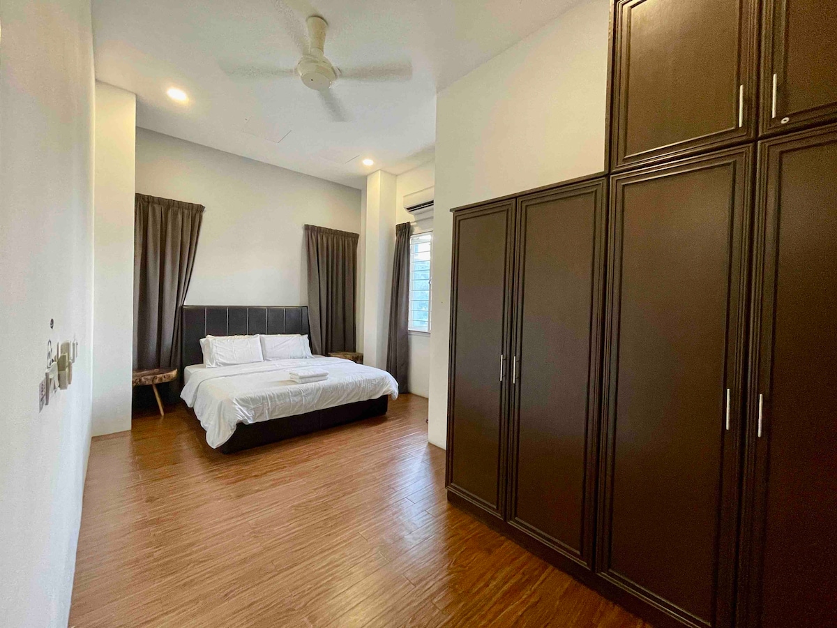 მე-2 სართულის საძინებელი დიდი ზომის საწოლით.
Იატაკის დამატებითი მატრასები. 