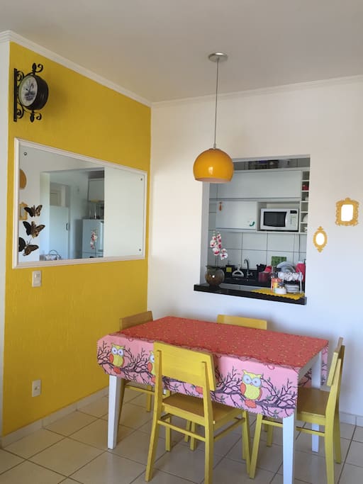 Copa com abertura para cozinha que possui geladeira, microondas, forno elétrico, cooktop. Possui área de serviço separadamente.