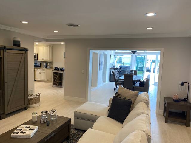 Tropical Escape Entire 3 BD 2.5 BA W/POOL/HOT TUB gallery image 5