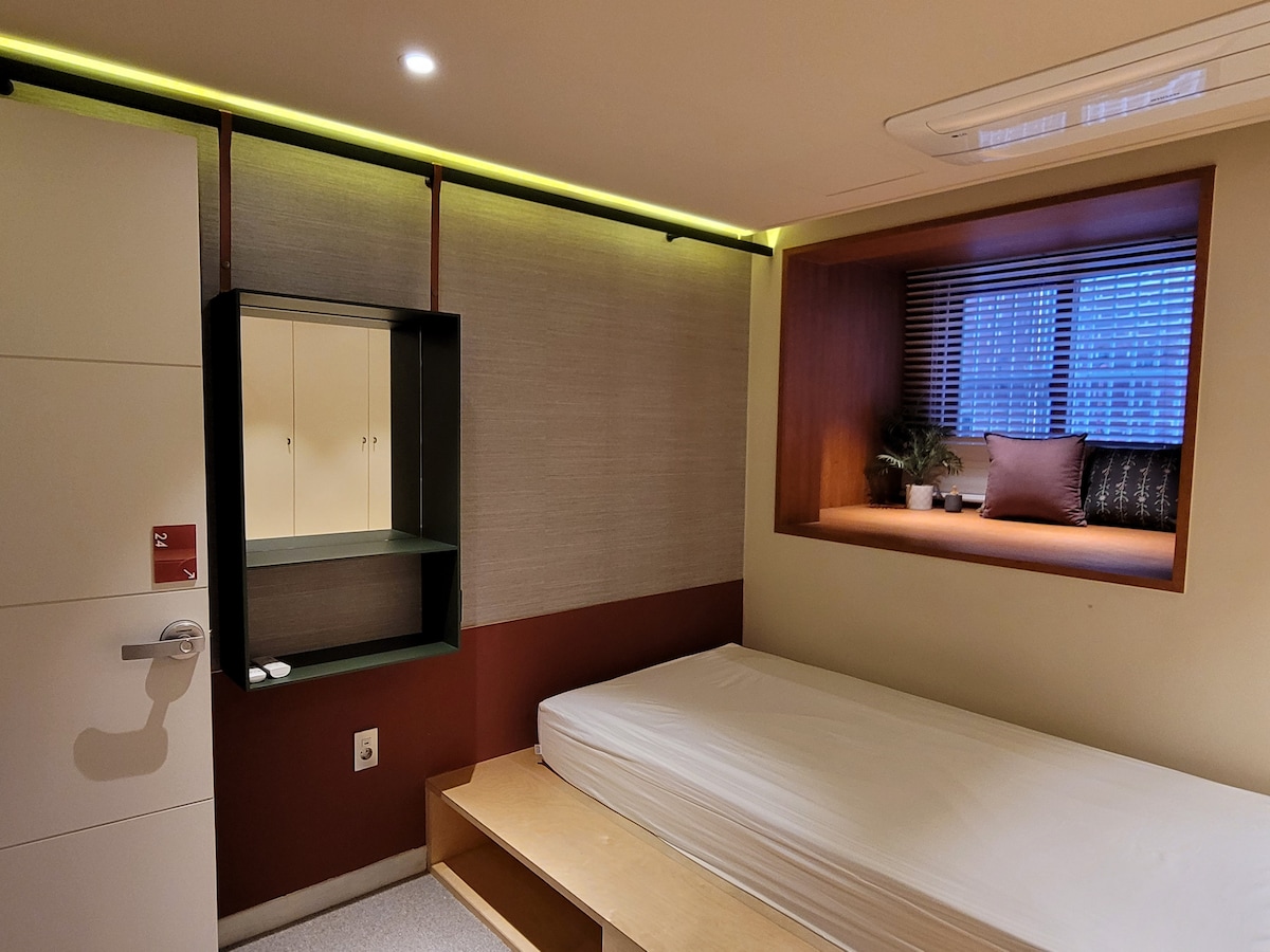 มีเตียงควีนไซส์
เป็นห้องที่ได้รับความนิยมมากที่สุดเพราะมีห้องใต้หลังคาที่สวยงาม