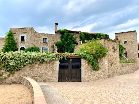 Racons del Fort: Castle hosting up to 18 people