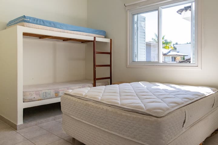 dormitorio 4 con una litera y una cama doble.