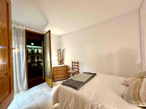 Anuncio de Airbnb popular: Entire house in the main square overlooking the Sierra en Candeleda