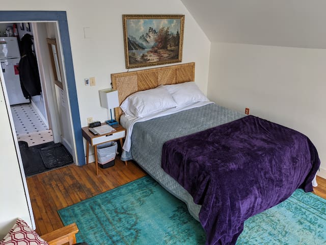 Cute Apt. 2 Blocks from Downtown