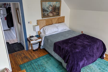 Cute Apt. 2 Blocks from Downtown