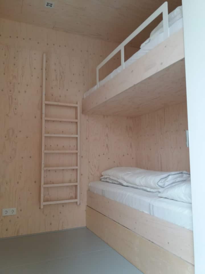 dhomë gjumi 2. Krevat marinari. 1 krevat për person poshtë dhe një krevat për 2 persona në krye.