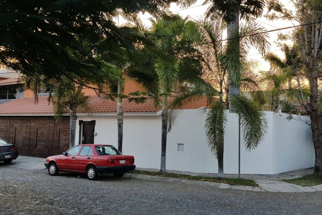 Vista de la calle a la casa