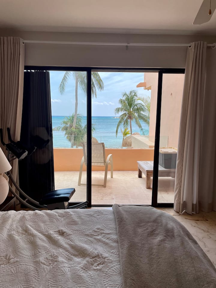 ¡Dormitorio principal con balcón privado y una hermosa vista!