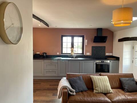 Successful Airbnb property: Twlc Cottage with Private Hot Tub in Abererch, Efail Newydd, Pentre Uchaf, Y Ffr