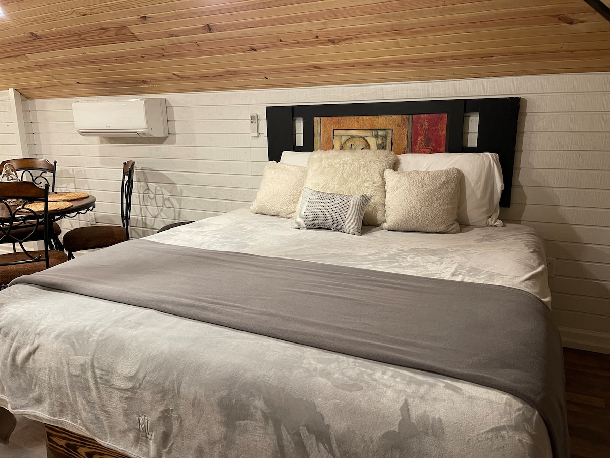 Chambre king size et il y a une autre chambre queen size dans le loft, 