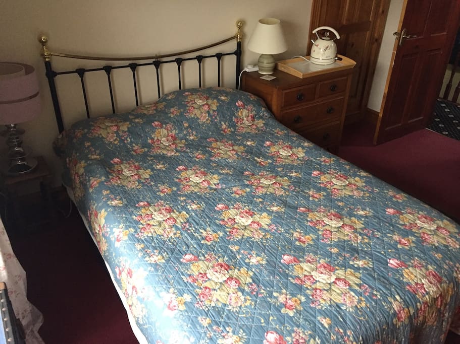 Lovely comfortable double room with tea and coffee facilities.
