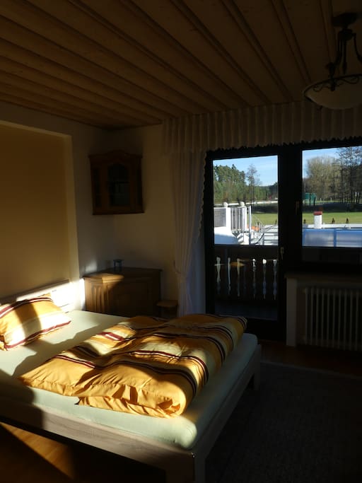 Schlafzimmer mit Doppel- und Einzelbett, Zugang zum Balkon