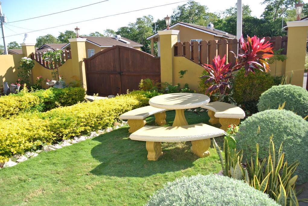 Sitting area front