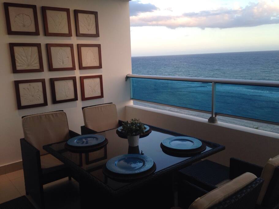 Comedor para 4 personas con 4 ottomans.