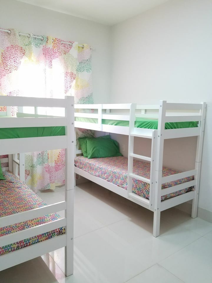 上下铺房间儿童（此房间还有2张床） 