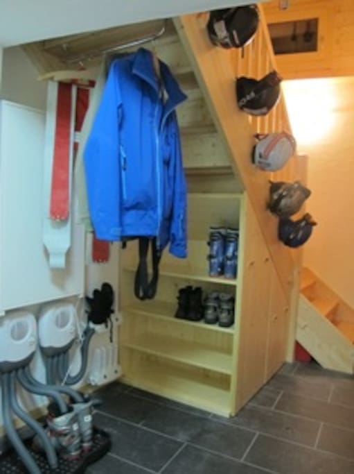 Sèches souliers et gants, étagères à souliers.