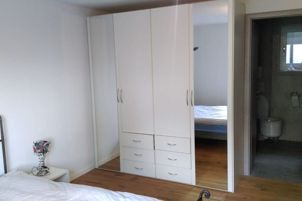 Armoire (3 étagères et penderie)